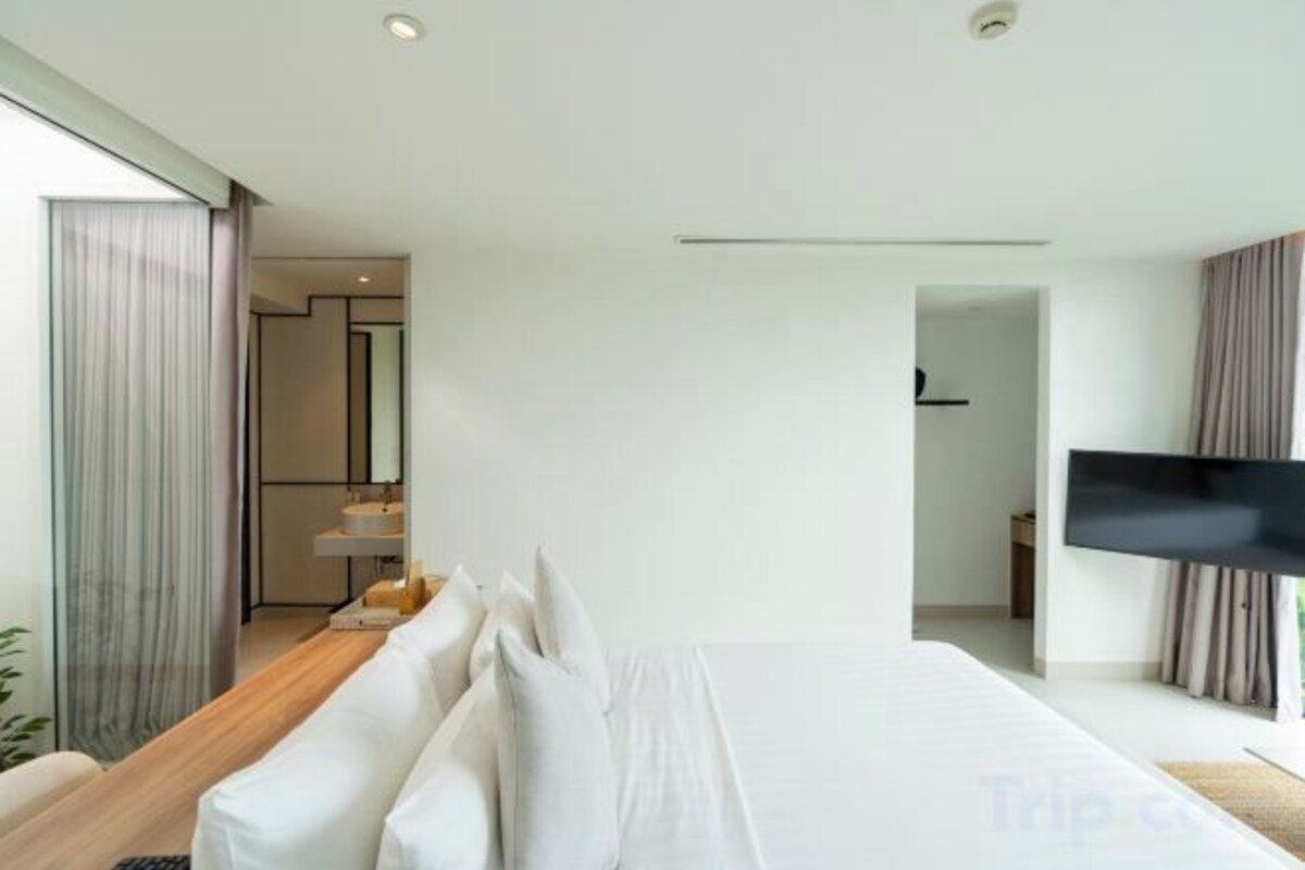 Frette Italian sheets, premium bedding, down duvets, Select Comfort beds