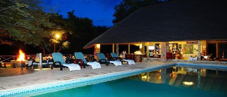 Piscine extérieure, parasols de plage, chaises longues