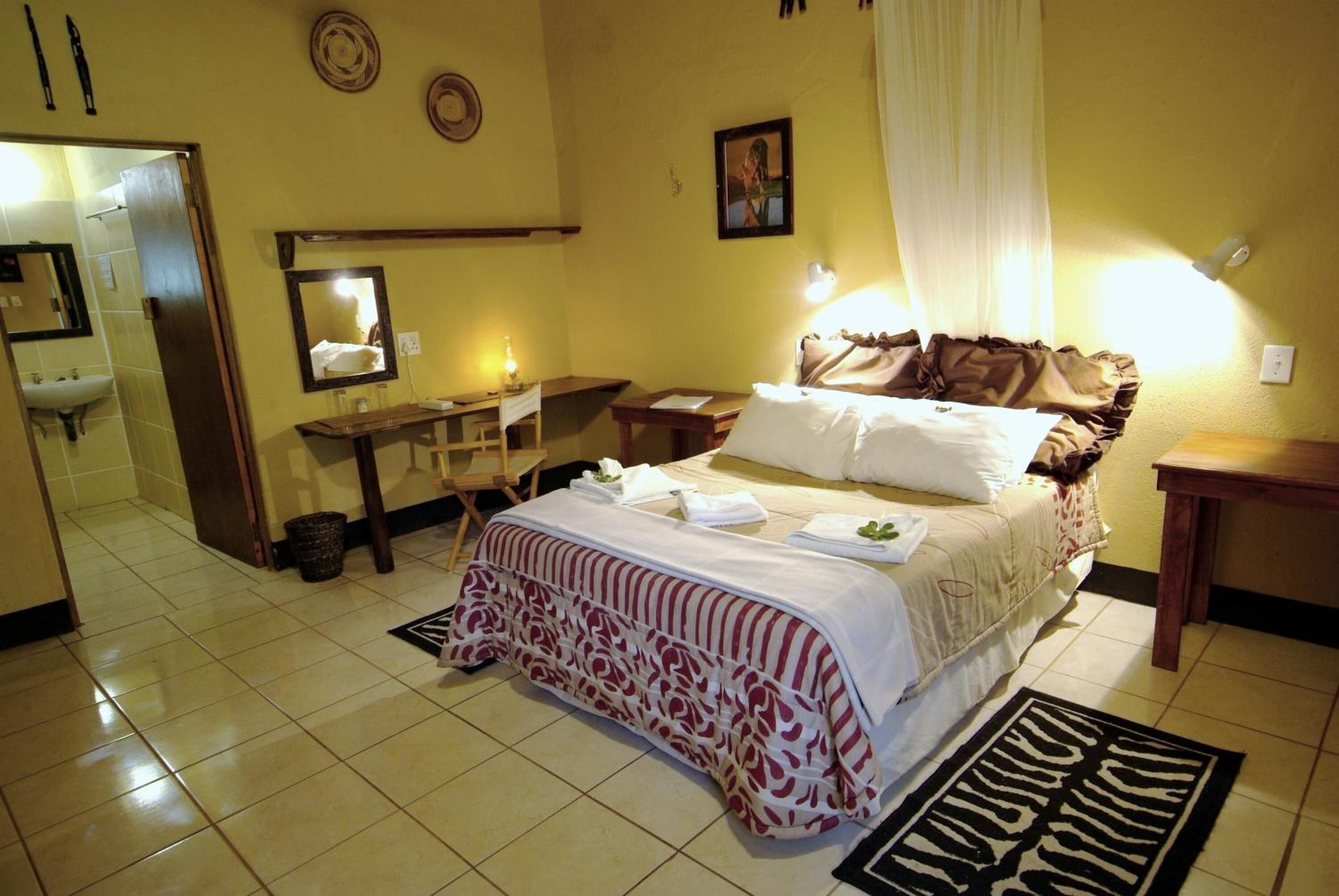 Brankas, meja kerja, setrika/meja setrika, dan tempat tidur bayi gratis