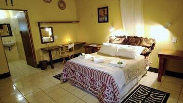 Brankas, meja kerja, setrika/meja setrika, dan tempat tidur bayi gratis