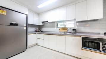 3 Bedrooms, Non Smoking, City View | Coin cuisine privé