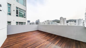 3 Bedrooms, Non Smoking, City View | 露台/庭院