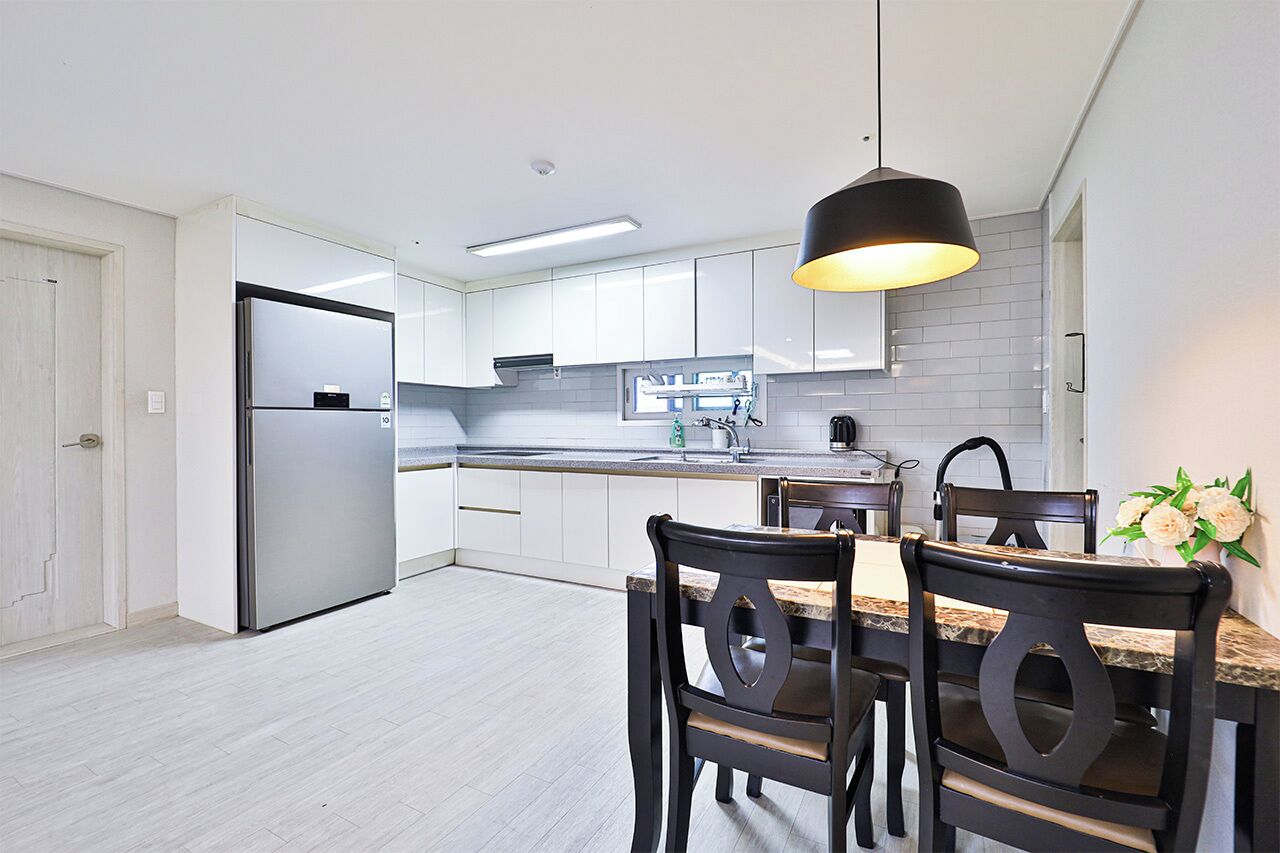 3 bedrooms, non smoking, city view | private kitchen | fridge, microwave, coffee/tea maker, electric kettle