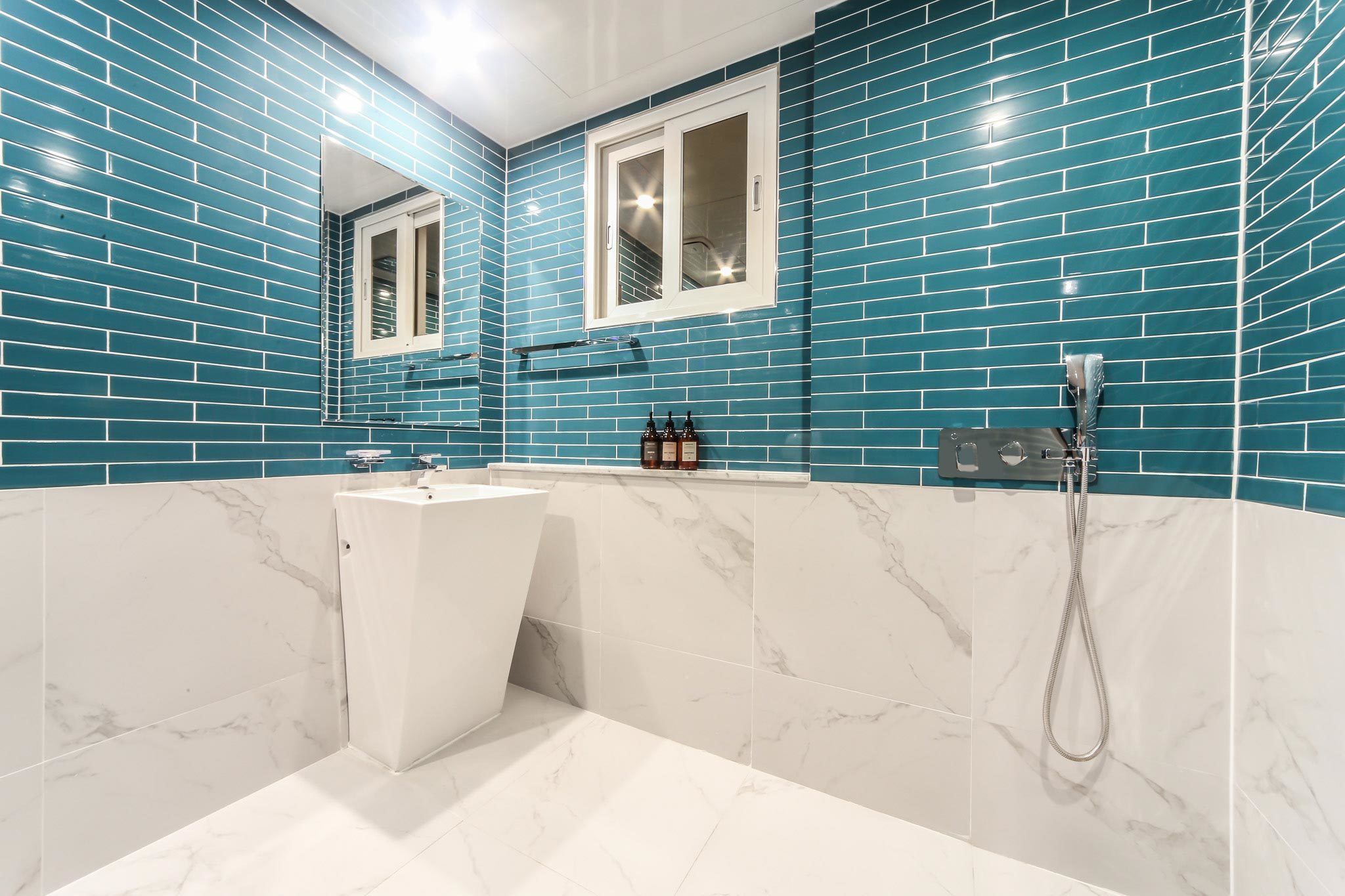 standard double room | bathroom | free toiletries, hair dryer, bathrobes, slippers