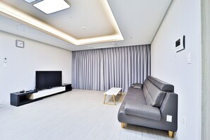 3 Bedrooms, Non Smoking, City View | Zona de estar | Televisión de pantalla plana de 50 pulgadas con canales por cable