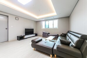 3 Bedrooms, Non Smoking, City View | Zona de estar | Televisión de pantalla plana de 50 pulgadas con canales por cable