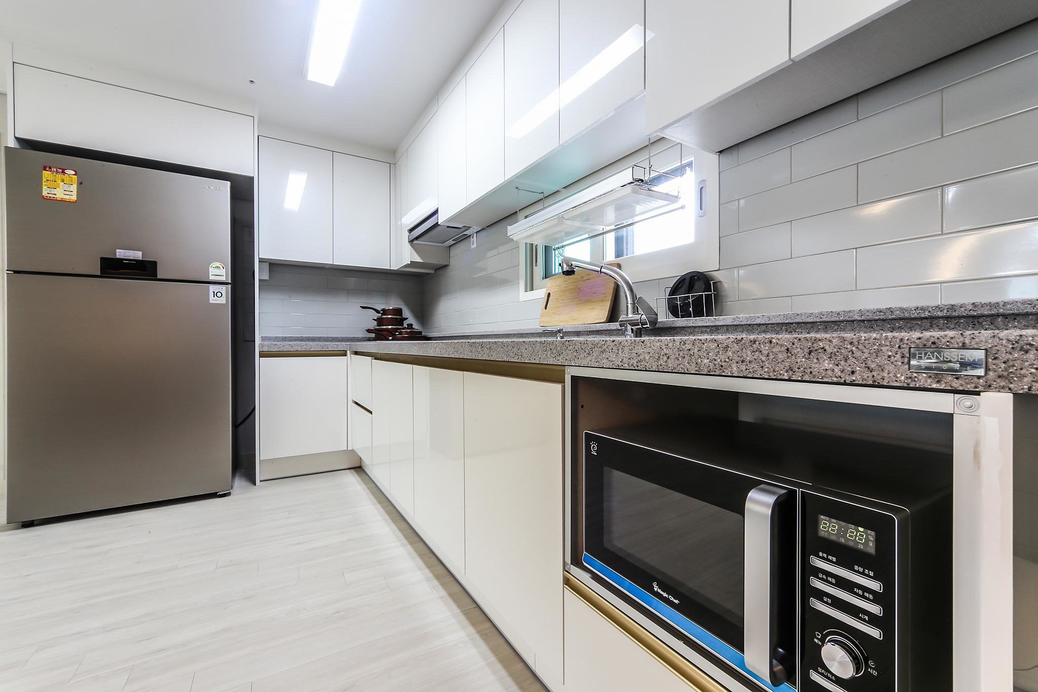 3 bedrooms, non smoking, city view | private kitchenette | fridge, microwave, coffee/tea maker, electric kettle