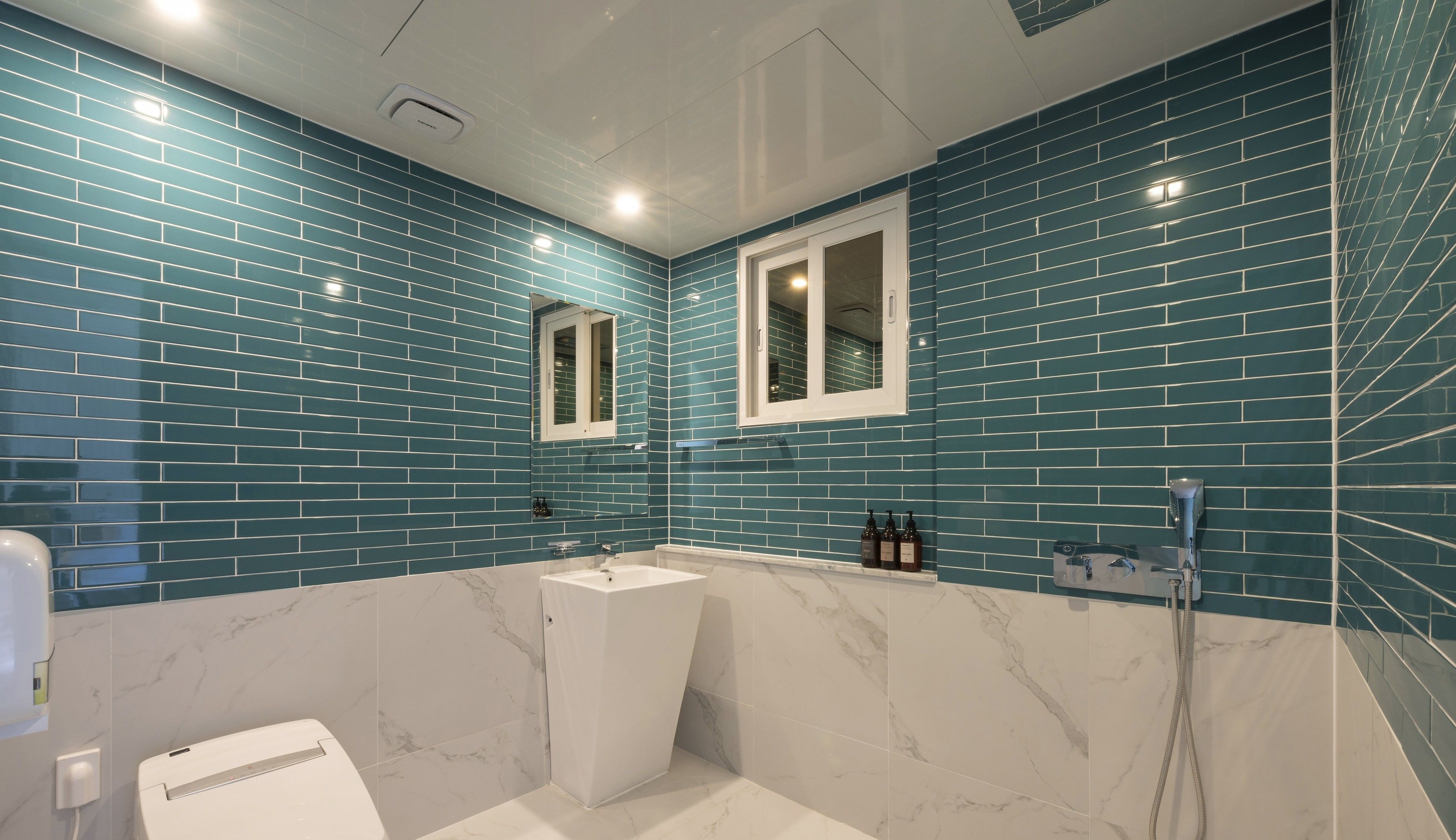 standard double room | bathroom | free toiletries, hair dryer, bathrobes, slippers