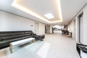 3 Bedrooms, Non Smoking, City View | 起居區 | 50-吋平面電視、有線頻道、電視、地暖系統