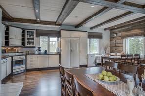 موقد طهي مسطح، غسالة أطباق، ماكينة لصنع القهوة/الشاي، غلّاية كهربائية