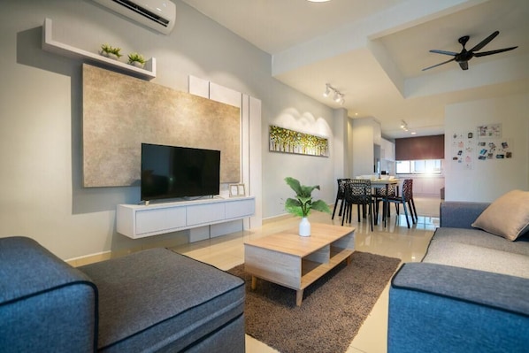 Maison, 4 chambres | Salle de séjour | TV connectée