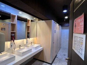 Douche, articles de toilette gratuits, sĂšche-cheveux, chaussons