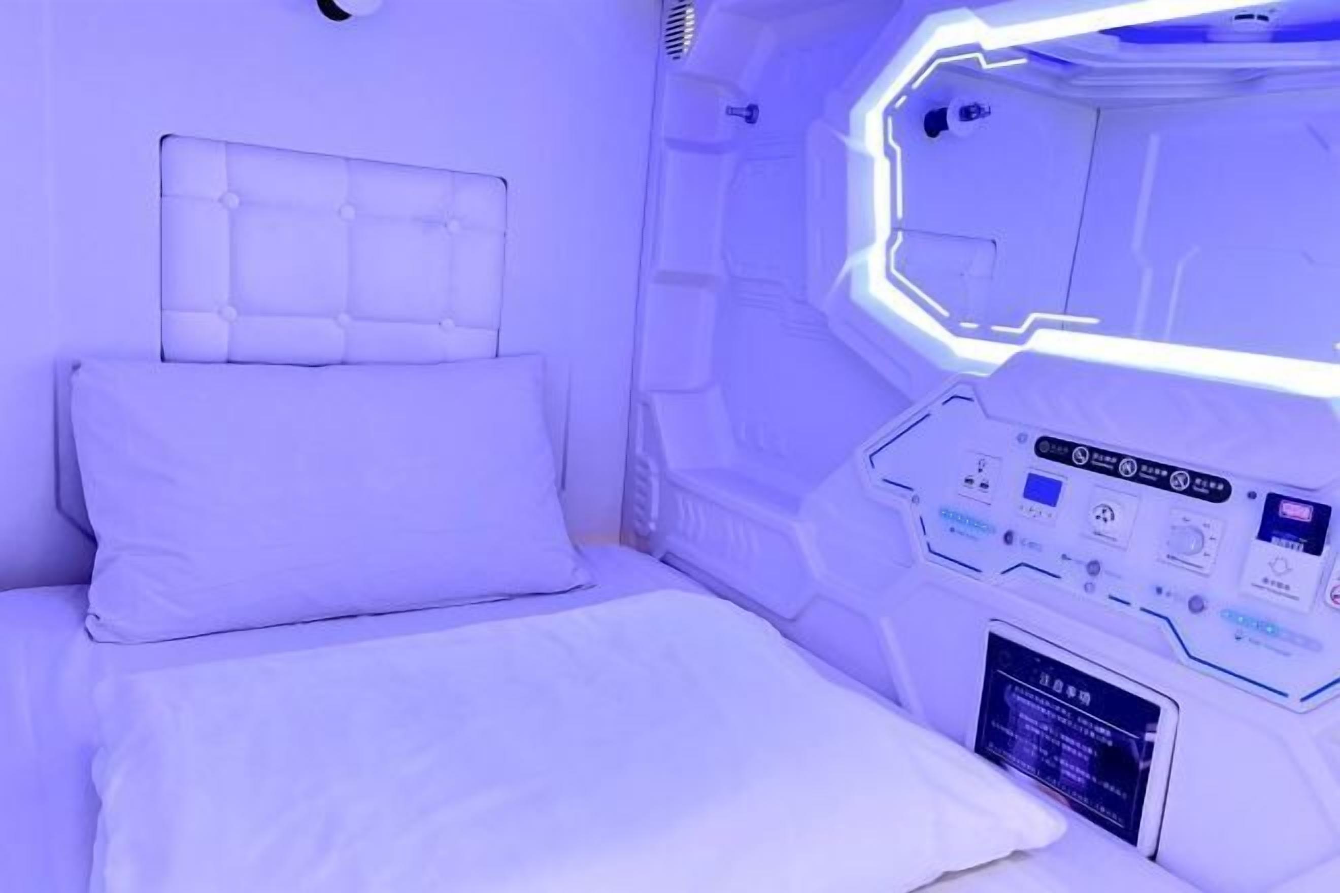 Soundproofing, free WiFi, bed sheets