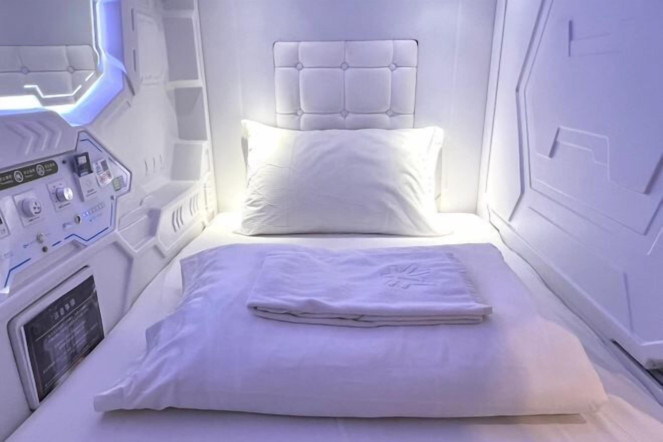 Soundproofing, free WiFi, bed sheets