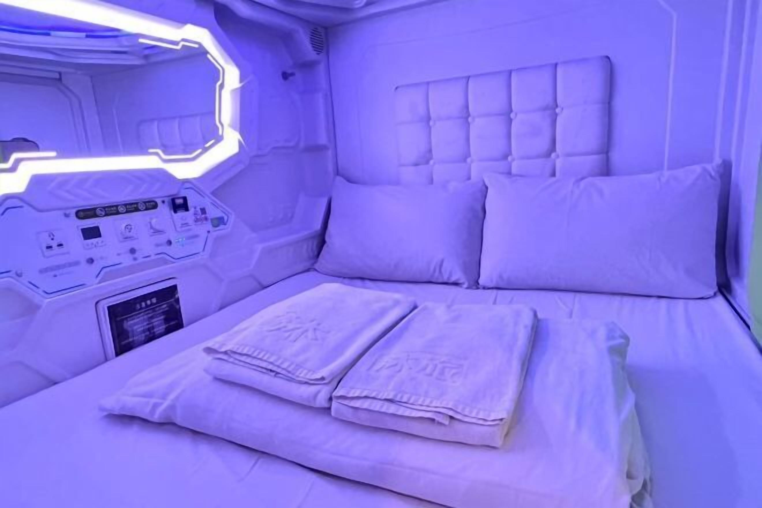 Soundproofing, free WiFi, bed sheets