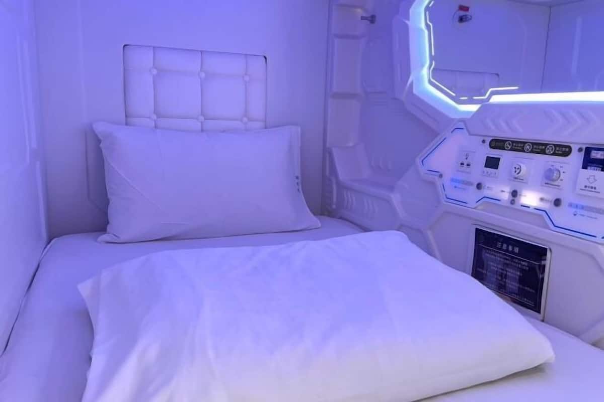 Soundproofing, free WiFi, bed sheets