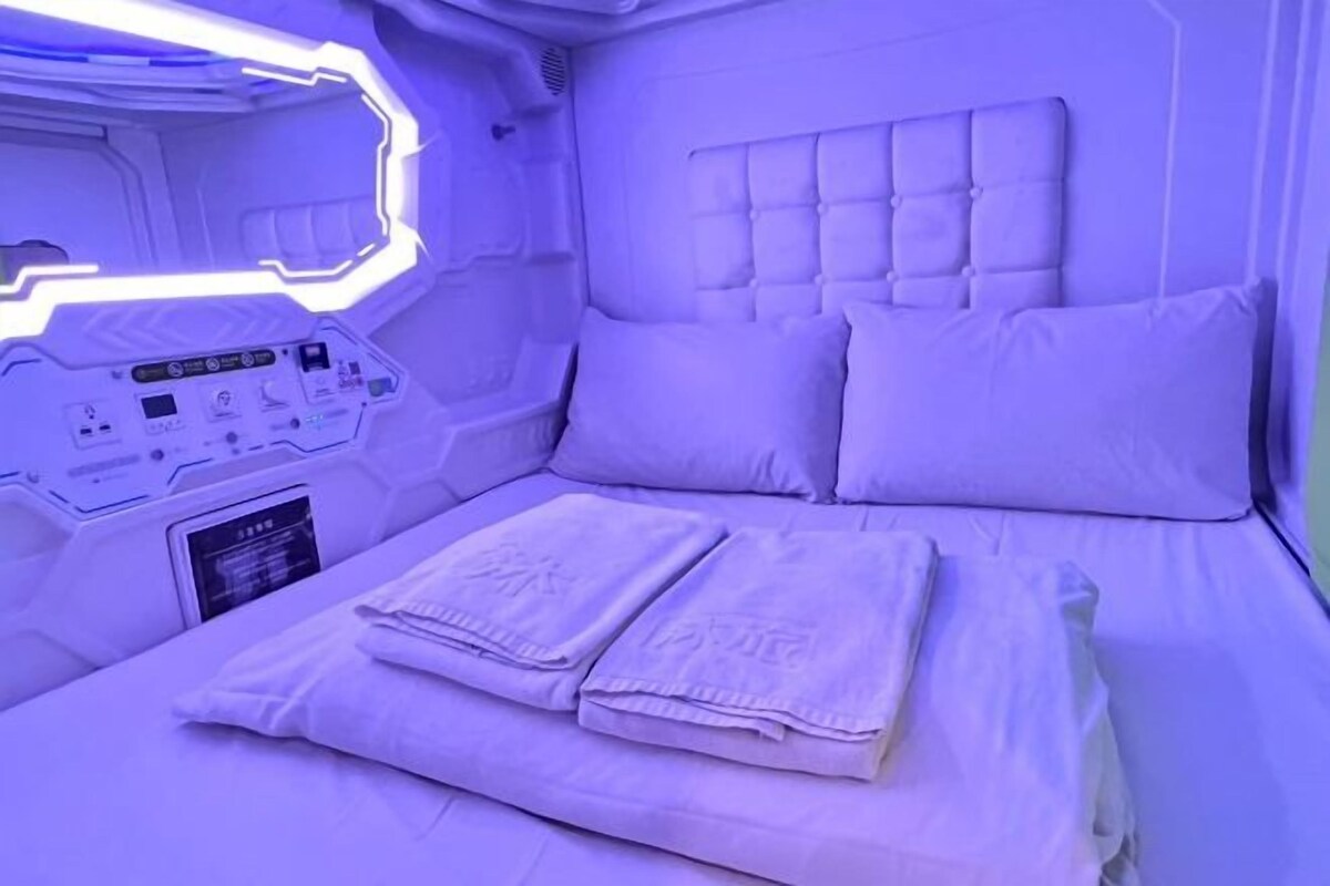 Flagship Semi-Double Capsule Room