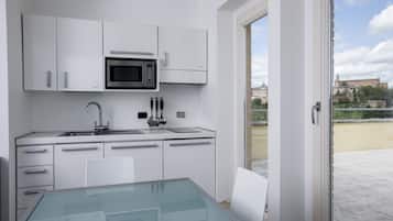 Deluxe Studio | Minibar, individually decorated, desk, laptop workspace