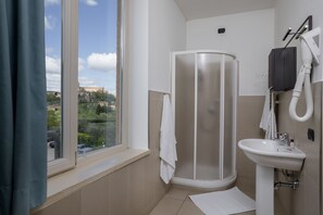 Estudio Deluxe | Baño | Regadera, regadera tipo lluvia, amenidades de baño gratuitas 