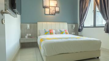 2 bedrooms, desk, laptop workspace, bed sheets