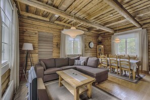 Cottage, 5 chambres, sauna | Salle de séjour | Télévision à écran plat, cheminée