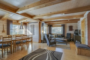 Cottage, 4 chambres, sauna | Coin séjour | Télévision à écran plat, cheminée