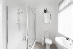 Douche, articles de toilette gratuits, sèche-cheveux