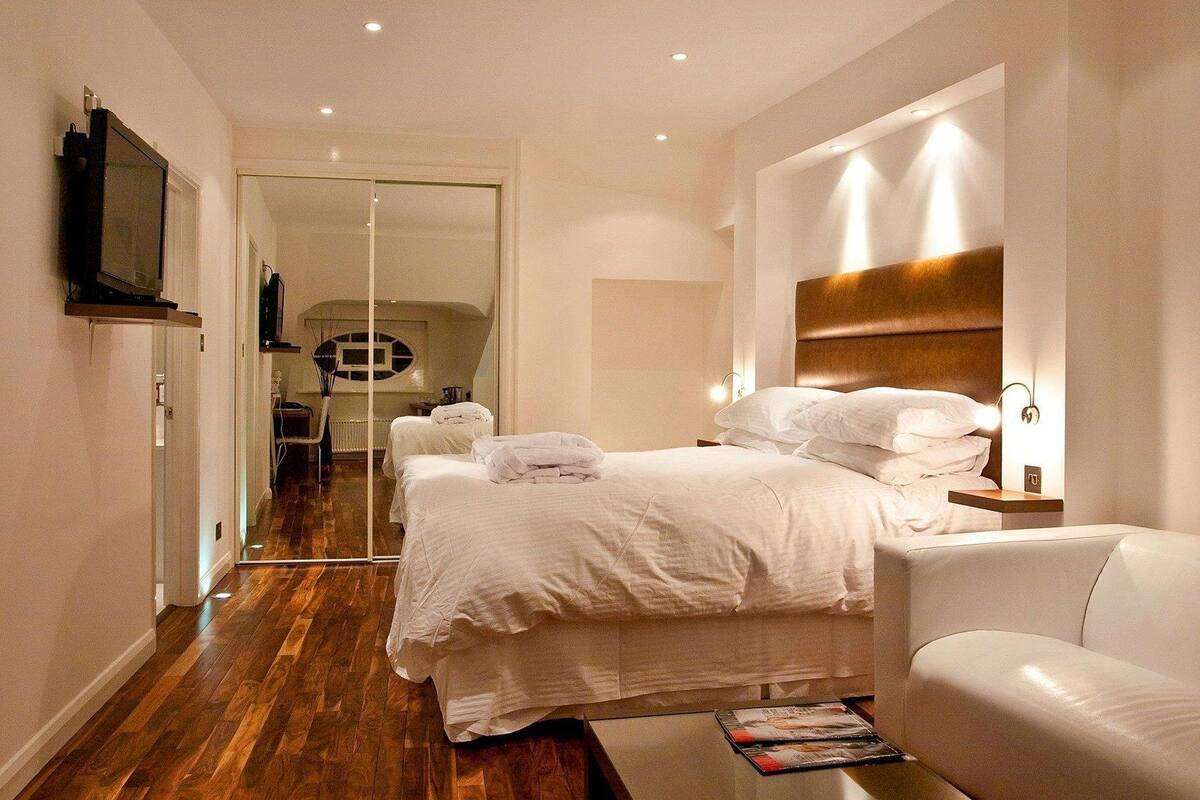 Kamar Double | Brankas, meja kerja, setrika/meja setrika, dan tempat tidur bayi gratis