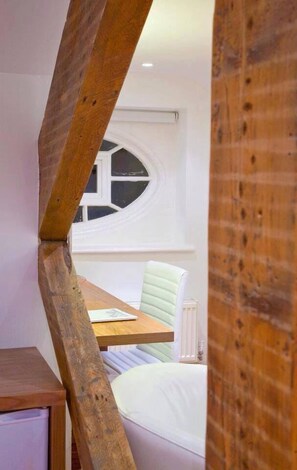 Single Room | In-room safe, desk, iron/ironing board, free cots/infant beds - The Blueberry Hotel (Pontypridd)