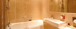 Suite | Bathroom | Free toiletries, hair dryer, towels