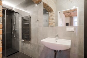 Appartement Junior | Salle de bain | Douche, articles de toilette (gratuits), serviettes fournies