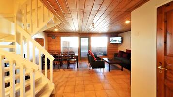 Apartment | 4 bedrooms, laptop workspace, iron/ironing board, free WiFi
