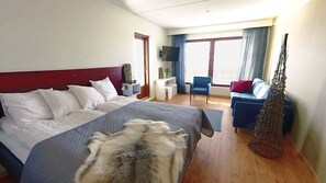 Habitación cuádruple Confort | Escritorio, tabla de planchar con plancha, wifi gratis y ropa de cama