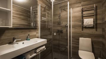 Comfort Quadruple Room | Bathroom | Shower, hair dryer, towels, soap