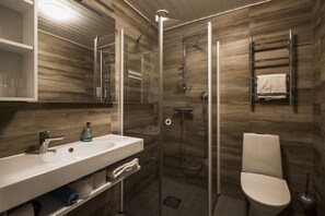 Comfort Quadruple Room | Bathroom | Shower, hair dryer, towels, soap