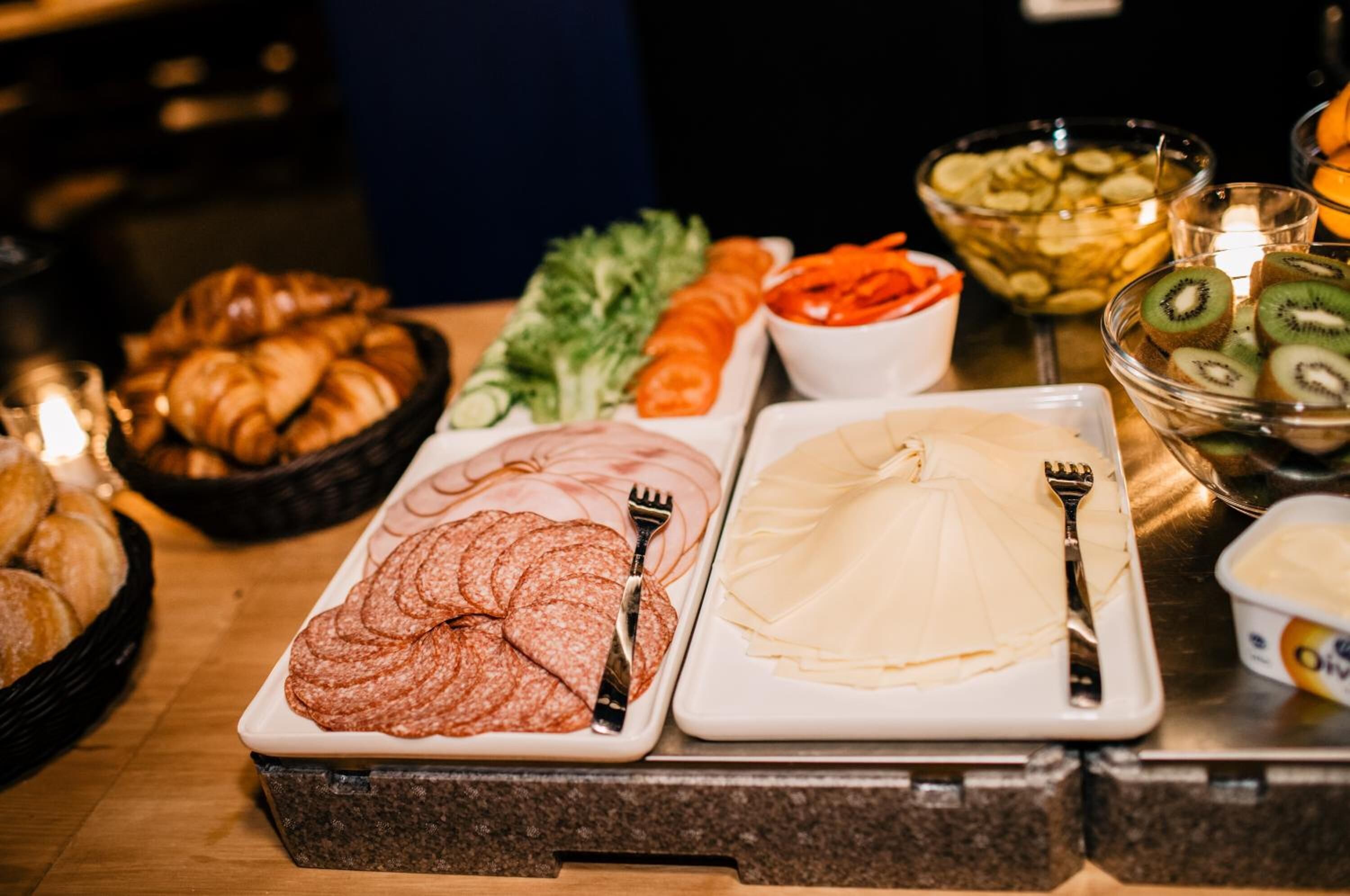 lunch and dinner served, barbecue