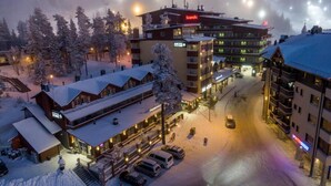 A snow-covered hotel with multiple buildings, including a restaurant and a bar. - Hotel Arctic Zone (Kuusamo)
