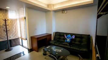 Quarto casal superior (Marster 7) | Escrivaninha, cortinas blackout, Wi-Fi de cortesia, roupa de cama