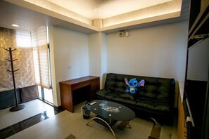 Escritorio, cortinas blackout, wifi gratis y ropa de cama