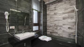 Double Room (803) | Bathroom