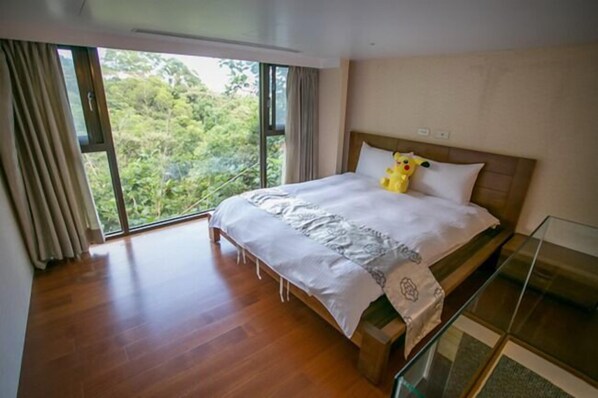 Escritorio, cortinas blackout, wifi gratis y ropa de cama