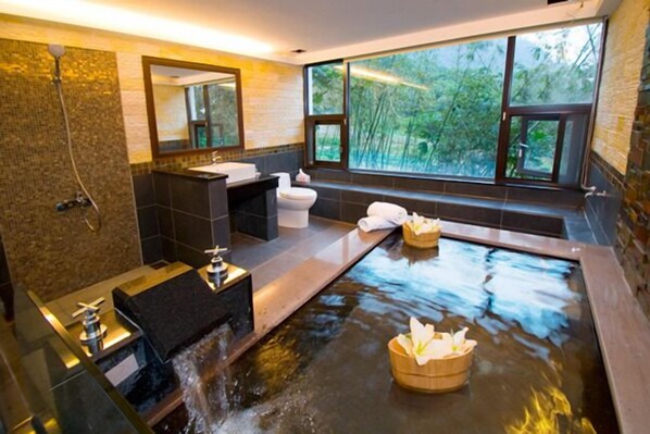 Family Room (Marster 10) | Bathroom | Combined shower/tub, rainfall showerhead, free toiletries, hair dryer - Yixiang Spring Travel (Jiaoxi)