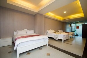 Family Room (Marster 10) | Desk, blackout drapes, free WiFi, bed sheets - Yixiang Spring Travel (Jiaoxi)