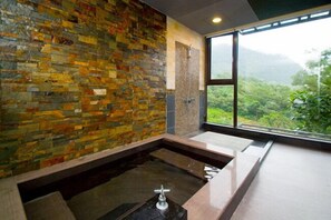 Superior Double Room (Marster 3) | Bathroom | Combined shower/tub, rainfall showerhead, free toiletries, hair dryer - Yixiang Spring Travel (Jiaoxi)