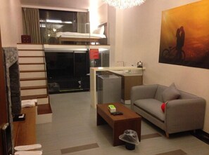 Escritorio, cortinas blackout, wifi gratis y ropa de cama