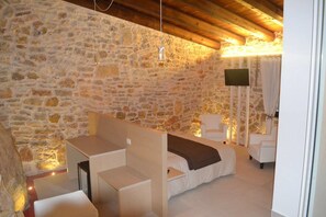 Habitación doble superior (Queen) | Minibar, escritorio, cunas y ropa de cama