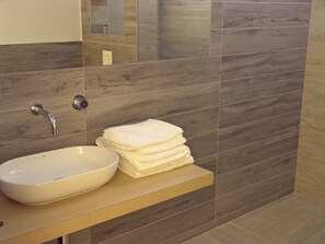 Habitación doble (Queen) | Baño | Regadera, amenidades de baño gratuitas, secadora de cabello, bidet