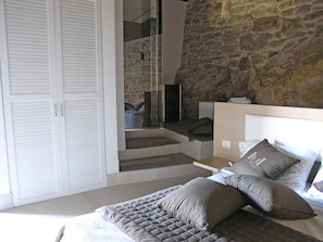 Habitación doble superior (Queen) | Minibar, escritorio, cunas y ropa de cama
