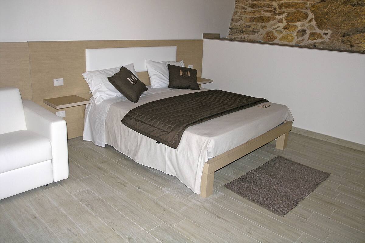 Habitación doble (Queen) | Minibar, escritorio, cunas y ropa de cama