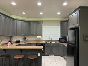 Fridge, microwave, oven, stovetop - Ideal Spring and Summer Location (Huntsville)